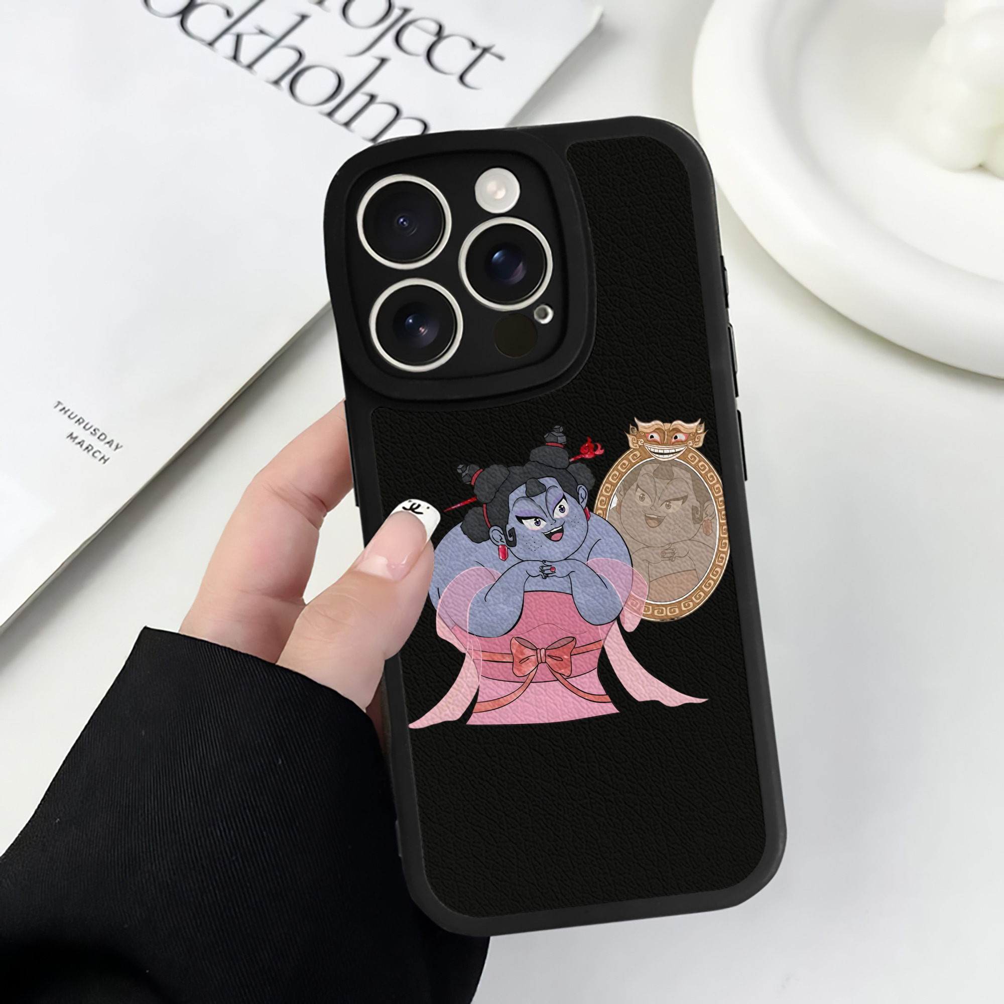 （画像用） Ne Zha 2 ナタ 魔童の大暴れ 【iPhone 16シリーズ対応】シリコンスマホケース（レザー調） 材質：シリコン